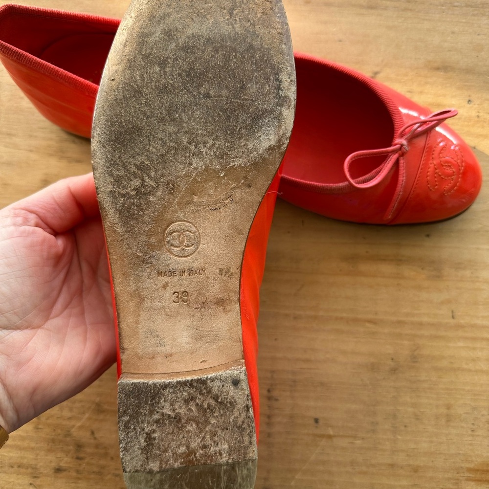 CHANEL Red Patent Leather Ballet Flats with Bow - Picture 4 of 5